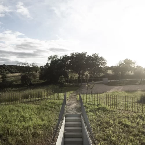 Casa na Terra seamlessly integrated into Alentejo hillside showing innovative underground architecture