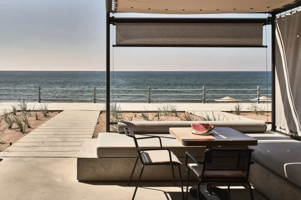 Dexamenes Seaside Hotel directly on Kourouta Beach with sunbeds and umbrellas